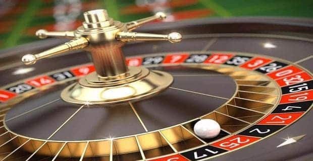 Pengguna bermain taruhan olahraga sepak bola melalui perangkat mobile di Jakarta