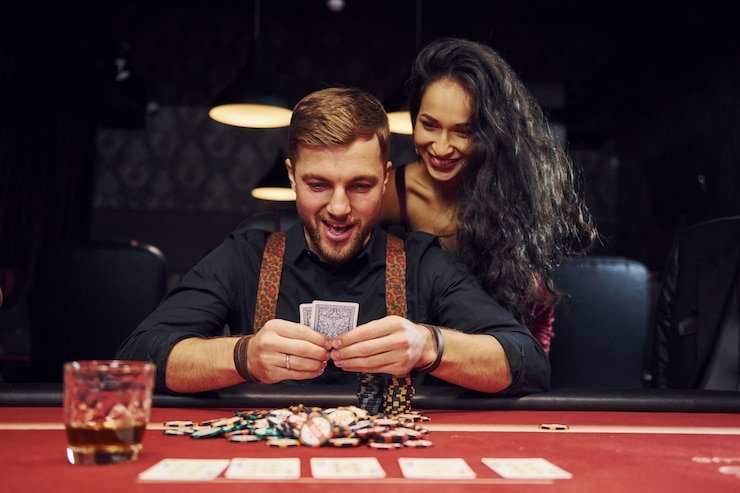 Dealer kasino langsung berinteraksi dengan pemain melalui streaming video interaktif